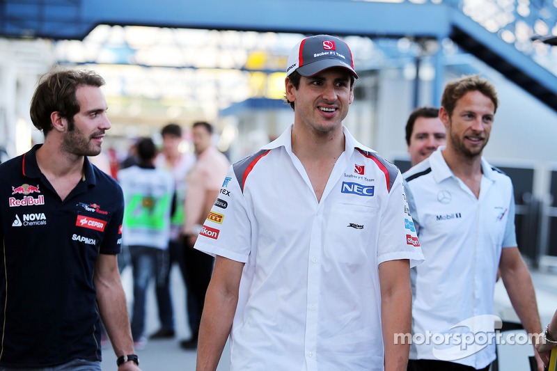 索伯车队完胜红牛二队,拉塞尔统治全场 索伯车队完胜红牛二队,拉塞尔统治全场