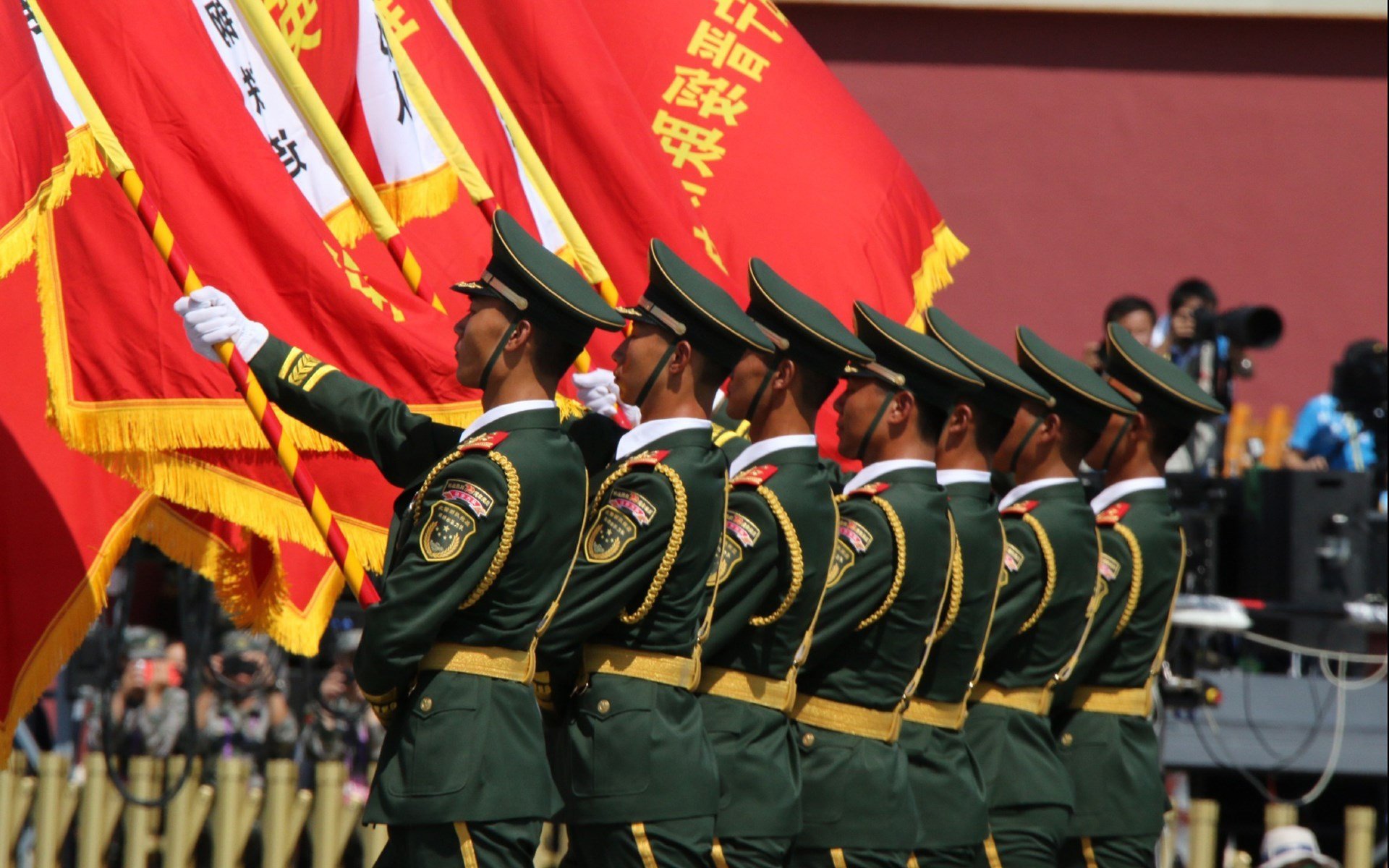 开云体育登录-篮球场边的足球圣典，京多安在NBA季后赛之夜上演的跨时空对决