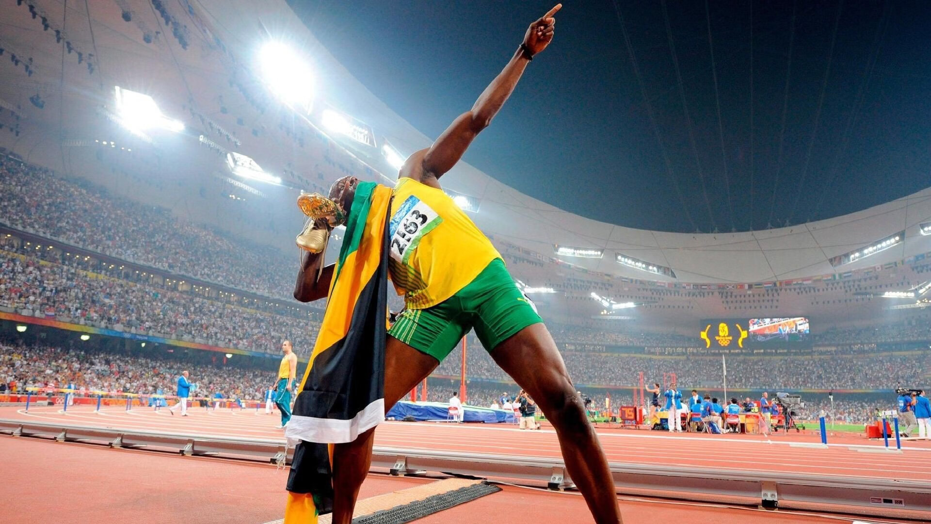 赛道上的黄蜂突袭，红牛车队巴林绝杀，揭幕战险胜雷霆梅奔